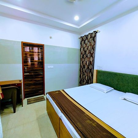 Hotel Yolo- Чандигарх Экстерьер фото