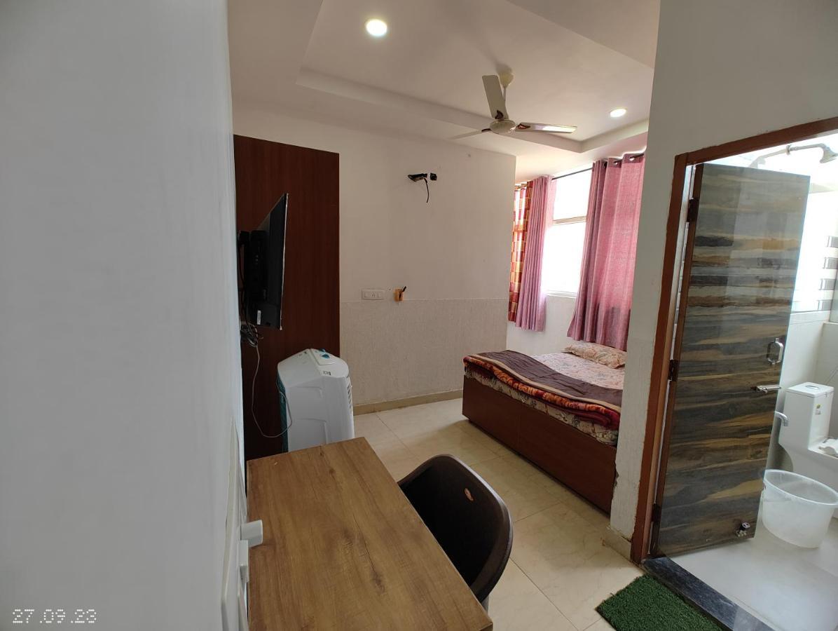 Hotel Yolo- Чандигарх Экстерьер фото
