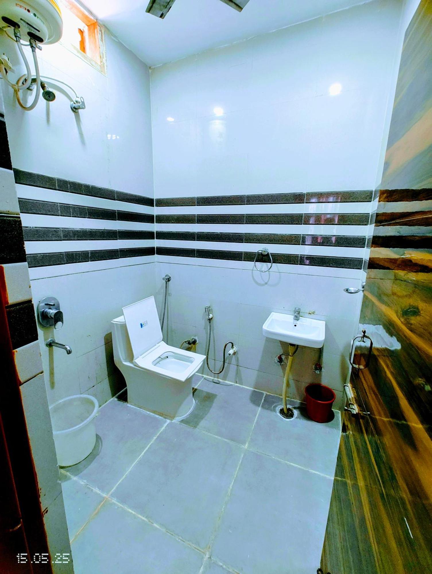 Hotel Yolo- Чандигарх Экстерьер фото