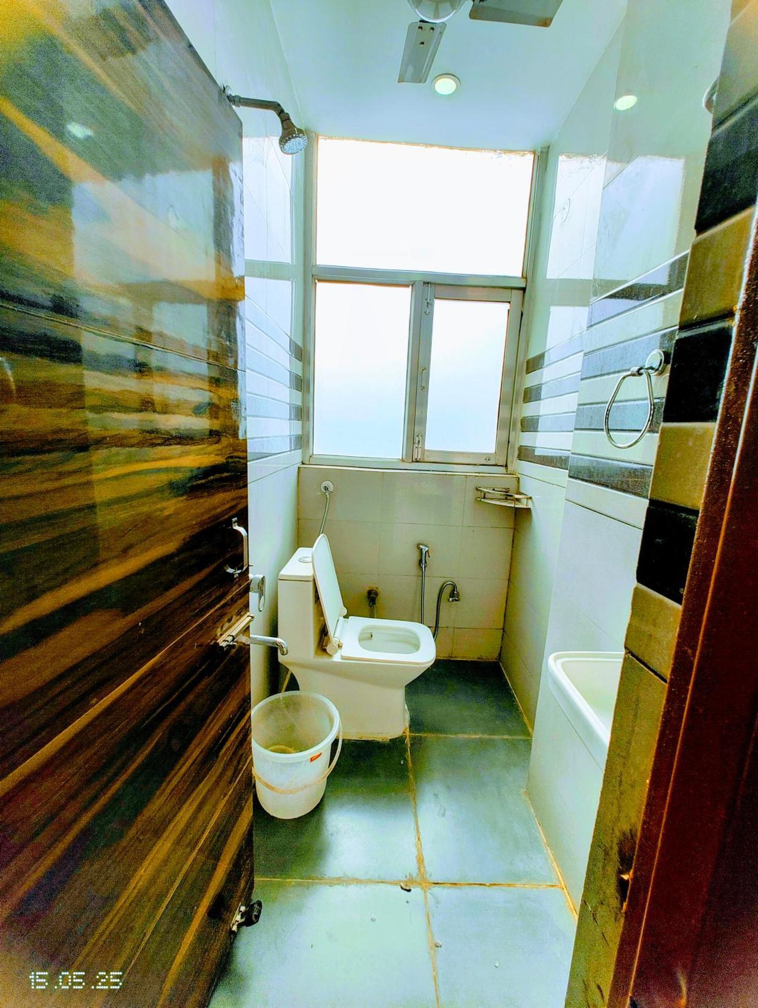 Hotel Yolo- Чандигарх Экстерьер фото